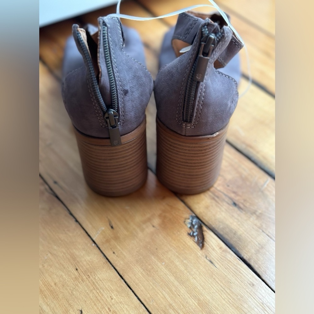 Size 9 1/2 LuckyBrand block heel gray sandals - Picture 6 of 6
